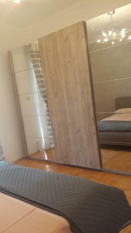 Gold & Gray Apartament *