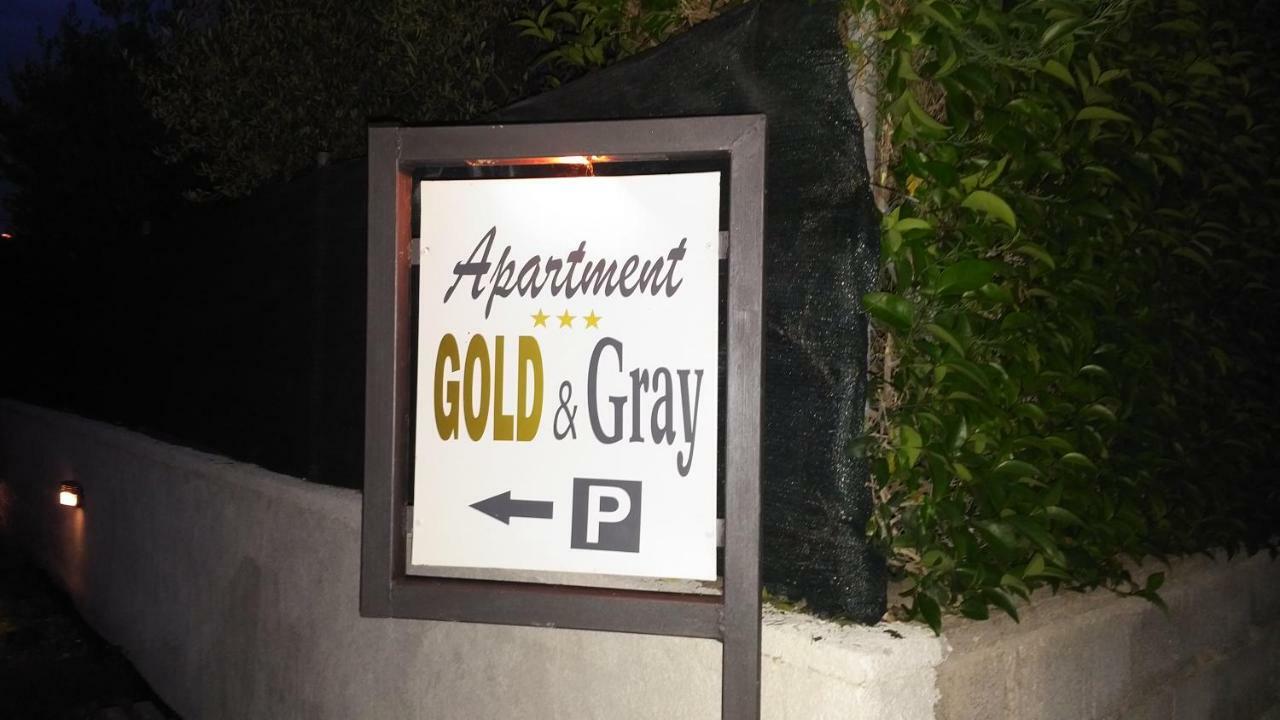 Gold & Gray Apartament *